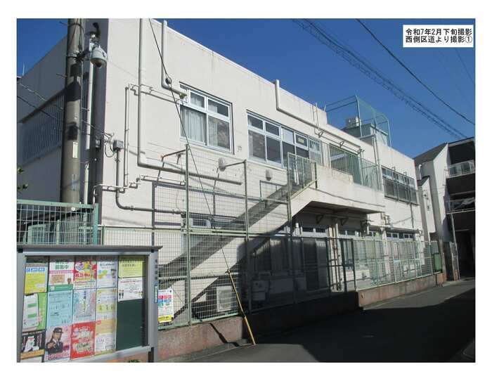 西側区道から旧志茂保育園を撮影した画像