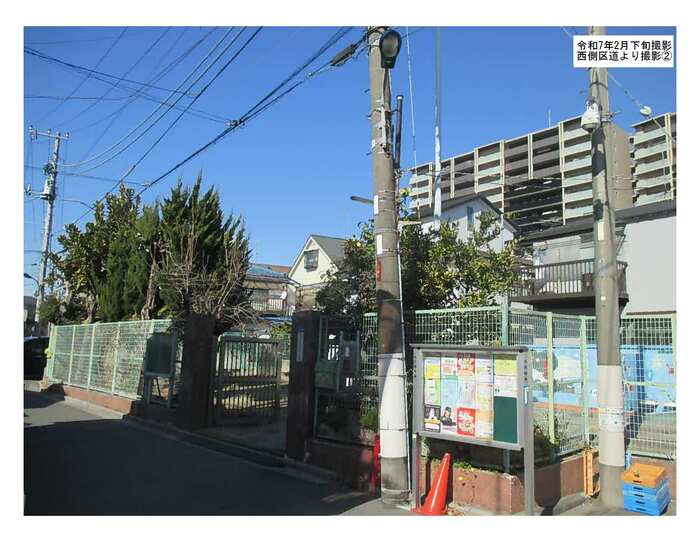 西側区道から旧志茂保育園を撮影した画像