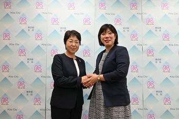 左: 青木 博子 議長、右: 石川 さえだ 副議長 画像
