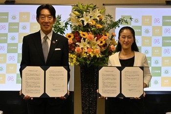 木村昌平東急コミュニティ―代表取締役社長(左)とやまだ加奈子北区長(右)画像