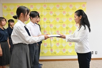 提言書を区長へ手渡す様子 画像