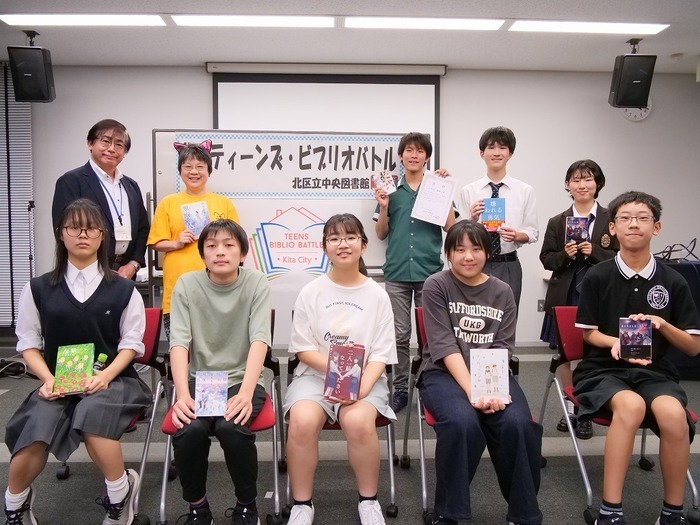 熱いバトルを繰りひろげた発表参加者達と木下氏と中央図書館長の写真