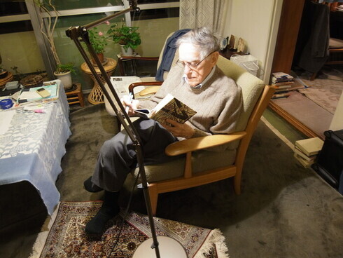 写真：読書中のキーン先生