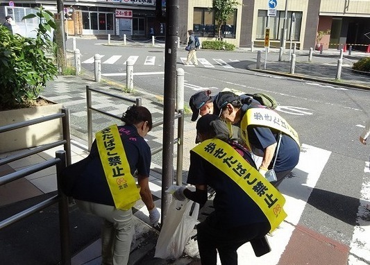 ごみ拾いをしている方の写真5