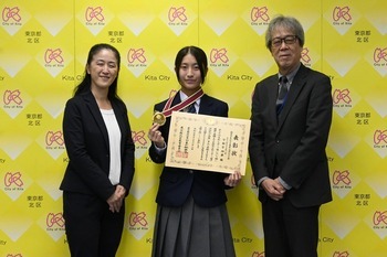 受賞した宇都宮 玲奈さんと やまだ区長、福田教育長の画像