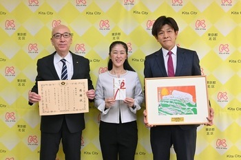 やまだ北区長（中央）と株式会社コモディイイダ齊藤取締役（右）、株式会社シジシージャパン芹澤専務取締役（左）画像