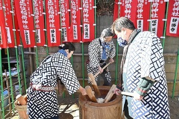 餅搗きをする様子
