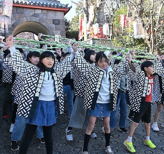西が丘小学校の児童が餅搗唄のの様子