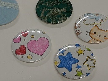 缶バッジづくりの体験ワークショップ（作品例）画像