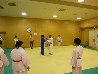 ハンガリー柔道選手との交流の様子