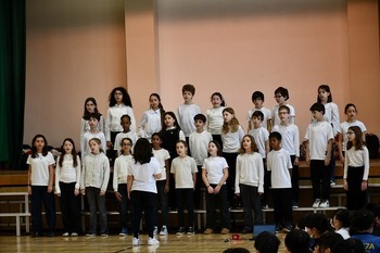 ブルソー小の児童が歌っている様子