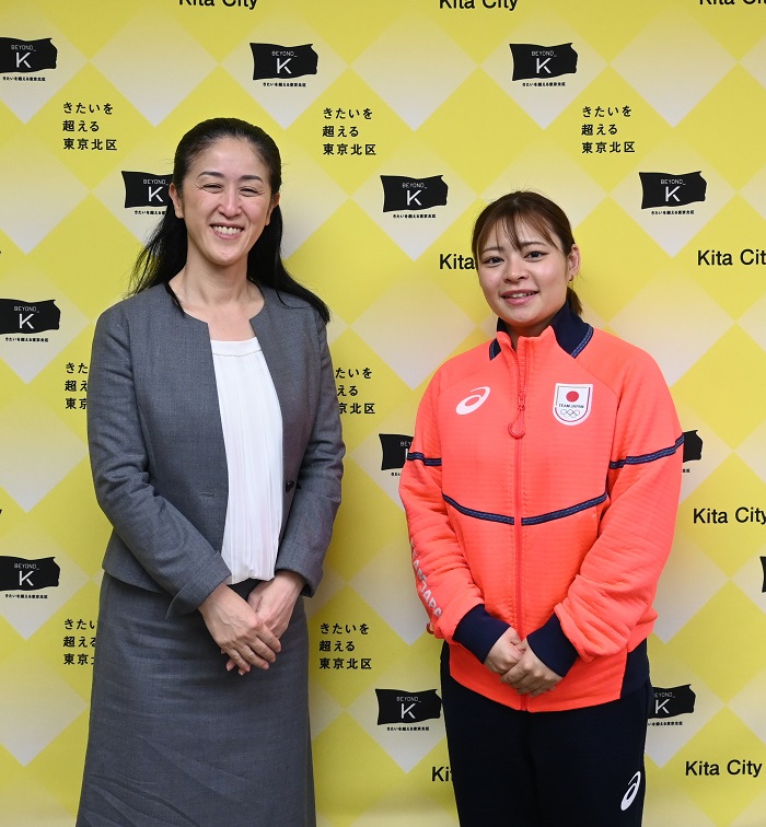 左：区長、右：古賀結那選手
