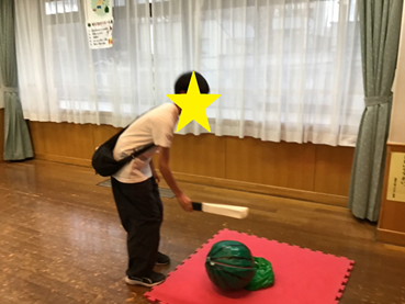 スイカ割りをしています