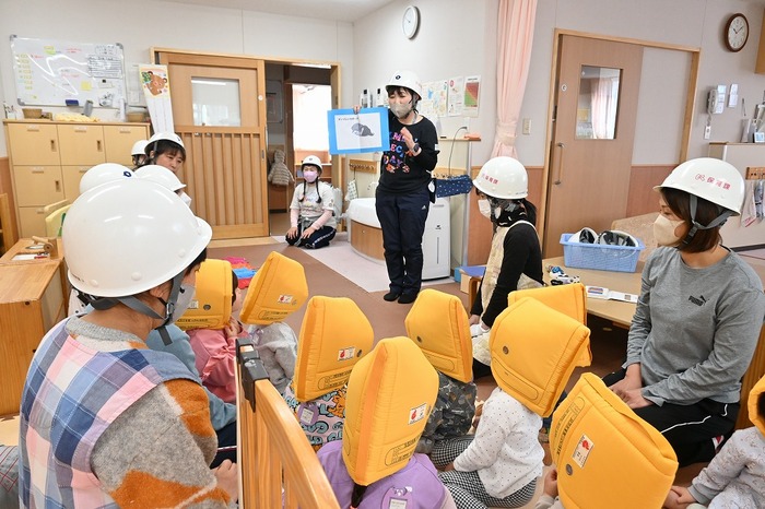 訓練の説明を聞く園児たちの様子の写真