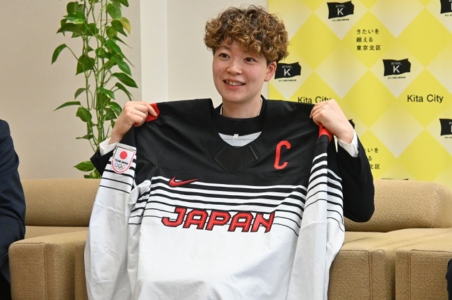 日本代表のユニフォームを紹介する小池詩織選手
