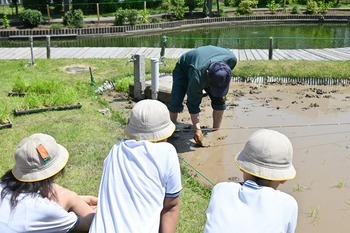 スタッフの方から熱心に話を聞く生徒の様子の画像