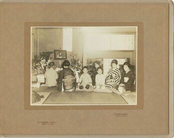 初公開資料（2）「芥川龍之介一周忌写真」の画像