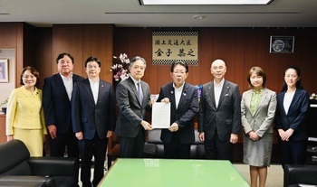 特別区長会有志と金子恭之国土交通大臣の画像
