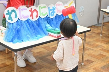 園の手作りゲームで遊ぶお子さん （令和7年度の様子）の画像