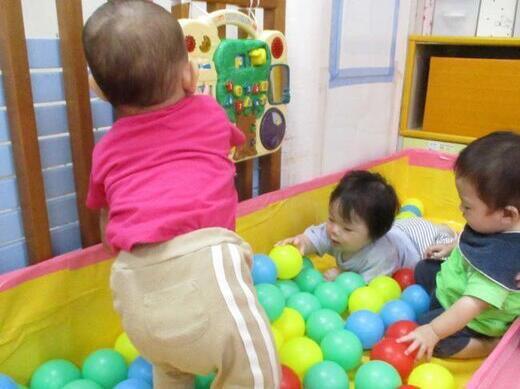 ボールプールで遊ぶ様子