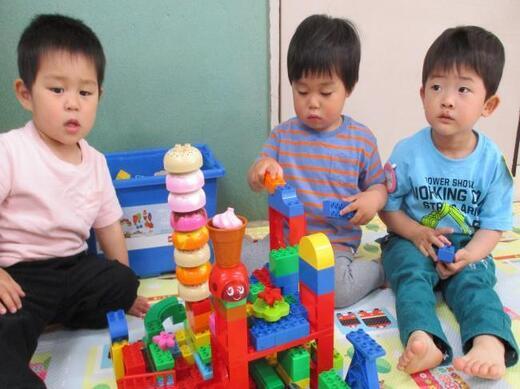 ブロックで遊んでいる写真