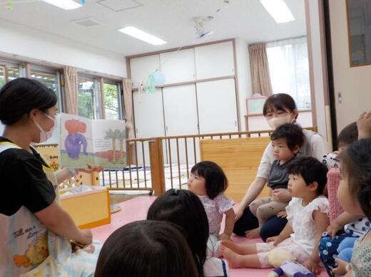 絵本の読み聞かせの写真