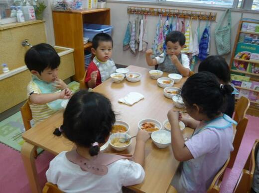 食事をしている写真