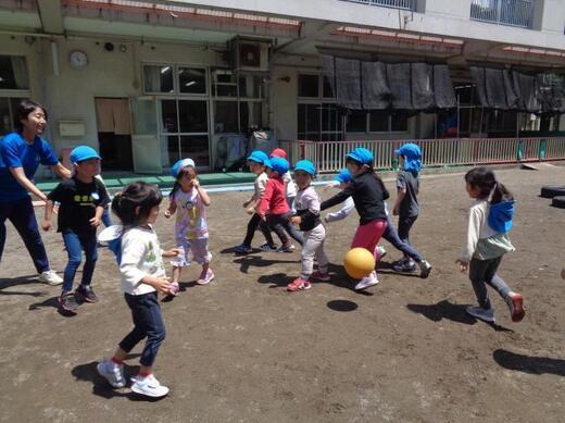 外で遊んでいる様子