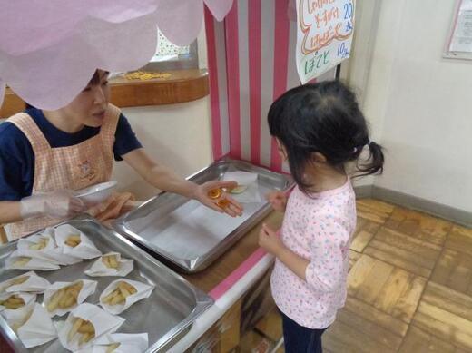バーガー屋さんをしている写真