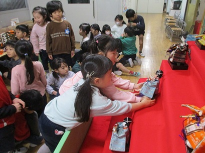 ひな人形飾る
