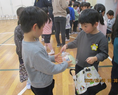 プレゼント渡す