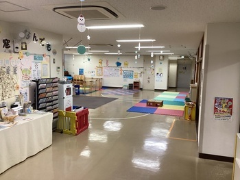 幼児以下の子どもたちと保護者が遊びながら過ごすことができる場所