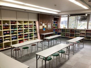 長い机と椅子が置いてあり、漫画なども読める。小学生以上の子どもたちが遊べる場所。