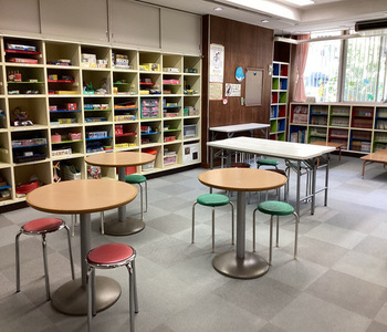長い机と椅子が置いてあり、漫画なども読める。小学生以上の子どもたちが遊べる場所。