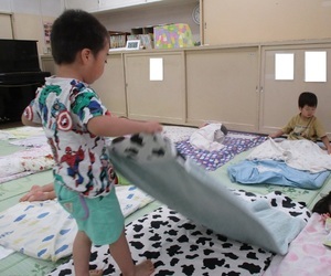 布団をたたんでいる画像