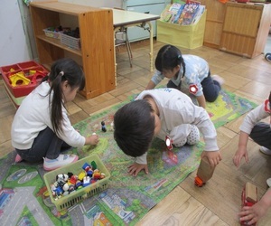 ミニカーで遊んでいる画像