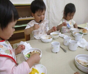 給食を食べている画像