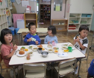 給食を食べている画像