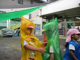 レインコートを着て遊んでいる写真