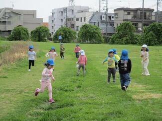 公園で走っている写真