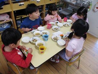 給食を食べている写真