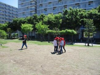 公園で遊んでいる写真