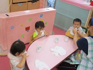 0歳児 朝に牛乳とお茶を飲んでいる