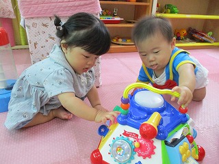 0歳児 音が鳴る玩具で遊んでいる