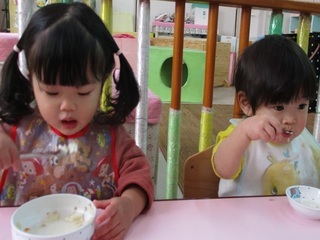 0歳児 昼ごはんを食べている