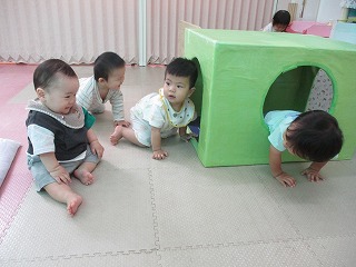 0歳児 トンネルで遊んでいる