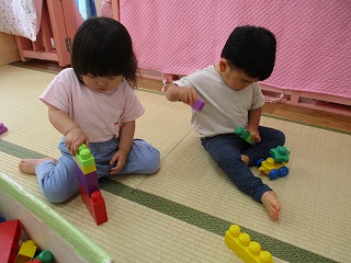 ブロックで遊んでいる