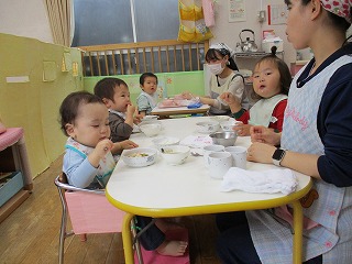 昼ご飯を食べている
