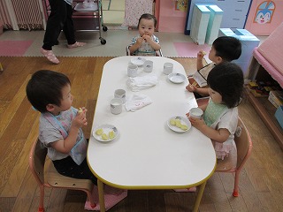 午後おやつを食べている
