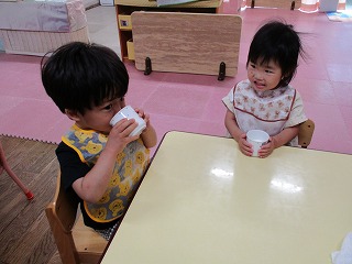 朝に牛乳とお茶を飲んでいる